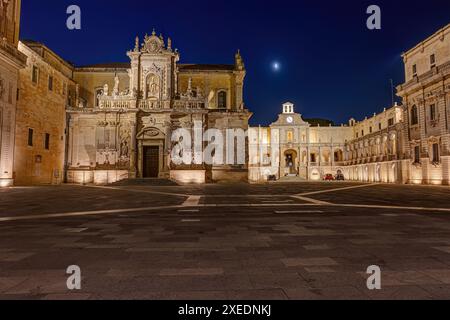 La bellissima Piazza del Duomo a Lecce, in Italia, di notte Foto Stock