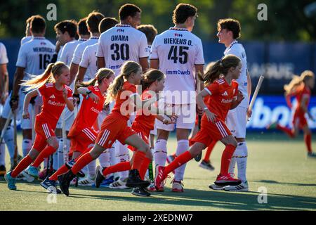 Utrecht, Paesi Bassi. 25 giugno 2024. UTRECHT, PAESI BASSI - GIUGNO 25: Le mascotte dei giocatori corrono durante la partita maschile FIH Hockey Pro League tra Paesi Bassi e Belgio allo Sportpark Maarschalkerweerd il 25 giugno 2024 a Utrecht, Paesi Bassi. (Foto di Rene Nijhuis/Agenzia BSR) credito: Agenzia BSR/Alamy Live News Foto Stock