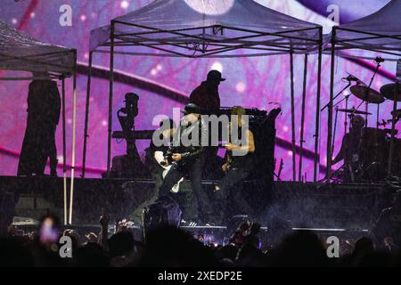 Il cantante rock italiano Vasco Rossi si esibisce dal vivo allo Stadio Giuseppe Meazza di San Siro, Milano, Italia l'11 giugno 2024 (foto di Maria Laura Arturi/NurPhoto) Foto Stock