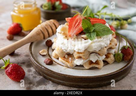 Waffle belgi con fragole fresche di frutti di bosco e ricotta per colazione su sfondo sasso. Foto Stock