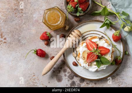 Waffle belgi con fragole fresche di frutti di bosco e ricotta per colazione su sfondo sasso. Foto Stock