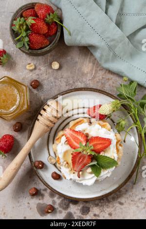 Waffle belgi con fragole fresche di frutti di bosco e ricotta per colazione su sfondo sasso. Foto Stock