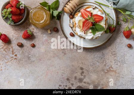 Waffle belgi con fragole fresche di frutti di bosco e ricotta per colazione su sfondo sasso. Foto Stock