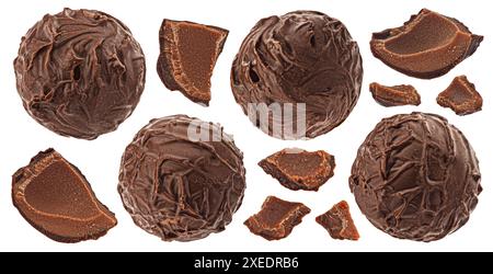 Palline di cioccolato isolate su sfondo bianco, profondità di campo completa Foto Stock