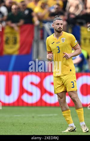 FRANCOFORTE SUL MENO, GERMANIA - GIUGNO 26: Radu Dragusin di Romania durante la partita a gironi della fase UEFA EURO 2024 tra Slovacchia e Romania a Francoforte Foto Stock