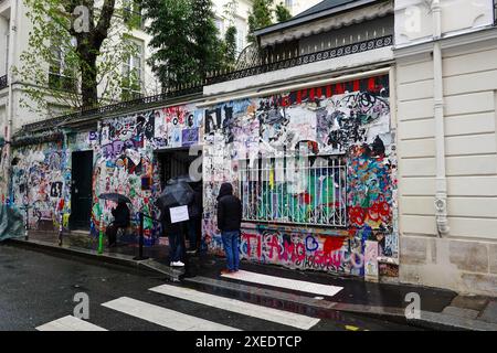 Persone che aspettano, sotto la pioggia, fuori dalla casa Serge Gainsbourg, Maison historique de Serge Gainsbourg, ora trasformata in museo, Parigi, Francia. Foto Stock