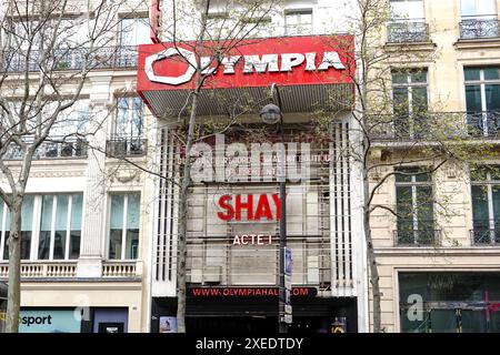 L'Olympia, sede di concerti nel 9° arrondissement, Parigi, Francia, 28 Boulevard des Capucines, con pubblicità per l'esibizione di Shay. Foto Stock