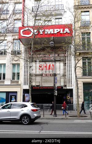 L'Olympia, sede di concerti nel 9° arrondissement, Parigi, Francia, 28 Boulevard des Capucines, con pubblicità per l'esibizione di Shay. Foto Stock