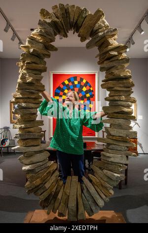 Londra, Regno Unito. 27 giugno 2024. Un membro dello staff con 'Elleipis', 2024, di Tom Stogdon sullo stand Crane Kalman in anteprima della Treasure House Fair presso il Royal Hospital Chelsea. La fiera dell'arte e dell'antiquariato riunisce più di 70 dei migliori rivenditori britannici e internazionali in numerose discipline ed è aperta al pubblico dal 27 giugno al 2 luglio 2024. Crediti: Stephen Chung / Alamy Live News Foto Stock