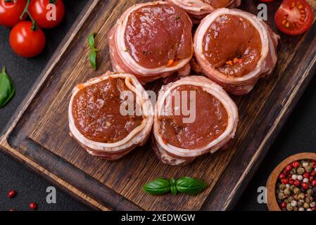 Deliziosi involtini di carne di maiale fresco o di pollo avvolta nella pancetta Foto Stock