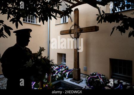 Praha, Repubblica Ceca. 27 giugno 2024. Atto commemorativo in memoria del politico Milada Horakova giustiziato dopo un processo comunista nel 1950 si è tenuto nella prigione Pankrac di Praga, in Repubblica Ceca, il 27 giugno 2024. Crediti: Ondrej Deml/CTK Photo/Alamy Live News Foto Stock