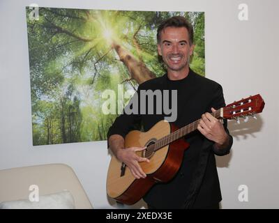 Florian Silbereisen visita l'ospizio per bambini della Fondazione Pfeiffer di Magdeburgo il 04/05/2024 Foto Stock