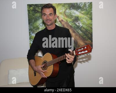 Florian Silbereisen visita l'ospizio per bambini della Fondazione Pfeiffer di Magdeburgo il 04/05/2024 Foto Stock