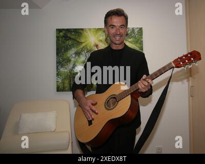 Florian Silbereisen visita l'ospizio per bambini della Fondazione Pfeiffer di Magdeburgo il 04/05/2024 Foto Stock