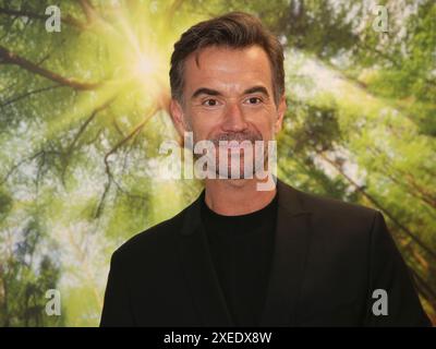 Florian Silbereisen visita l'ospizio per bambini della Fondazione Pfeiffer di Magdeburgo il 04/05/2024 Foto Stock