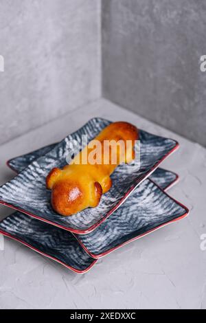 torta a forma di cane su piatto per bambini Foto Stock