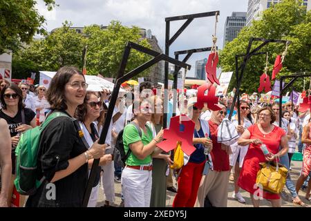 27 giugno 2024, Assia, Francoforte sul meno: I farmacisti protestano con coraggio simbolico contro i piani di riforma del governo federale in un raduno organizzato dall'Associazione dei farmacisti dell'Assia sull'Opernplatz a Francoforte. Foto: Helmut Fricke/dpa Foto Stock