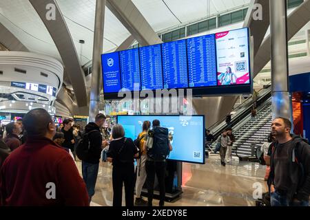 Terminal delle partenze dell'aeroporto di Abu Dhabi, informazioni sulle partenze, informazioni sulla schermata dei voli, aeroporto di Zayed, Abu Dhabi, EMIRATI ARABI UNITI. Avviso fumo Mo Foto Stock