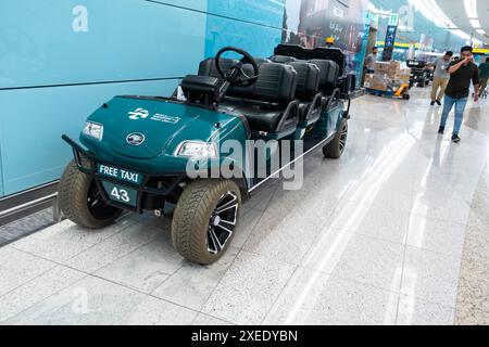 Taxi cart gratuito all'interno dell'aeroporto internazionale di Zayed, Abu Dhabi, Emirati Arabi Uniti, Asia Foto Stock