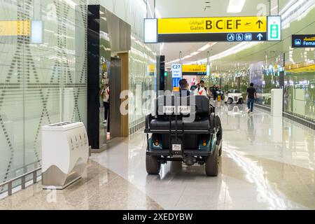 Taxi cart gratuito all'interno dell'aeroporto internazionale di Zayed, Abu Dhabi, Emirati Arabi Uniti, Asia Foto Stock