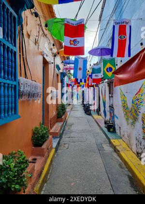 Colombia, Cartagena de Indias, bandiere appese in un vicolo Foto Stock