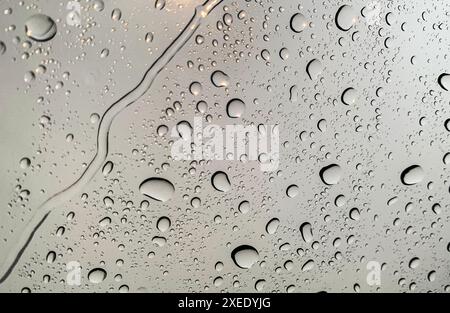 Goccioline d'acqua sulla finestra dopo il giorno della pioggia. Concetto di goccioline d'acqua. Foto Stock