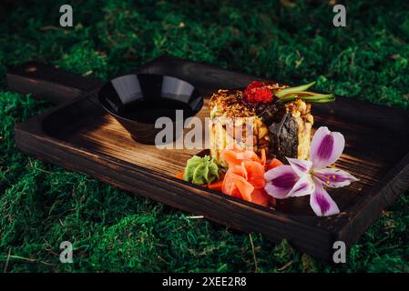 riso con verdure avvolte in nori e condite con salsa di soia Foto Stock