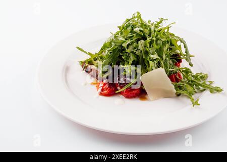 Insalata di tagliata di manzo italiana con rucola selvatica, pomodori ciliegini e parmigiano Foto Stock