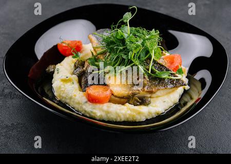 Filetto di merluzzo norvegese fritto con purè di patate Foto Stock