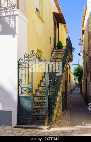 Scala piastrellata casa Anacapri con decorazioni floreali dipinte sull'isola di Capri, Italia. Foto Stock