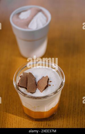 Marmellata di spinoso marino con mousse di caramello Foto Stock