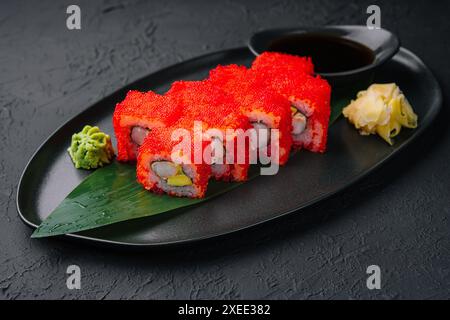 Appetitosi sushi roll californiani con riso, gamberi e avocado Foto Stock