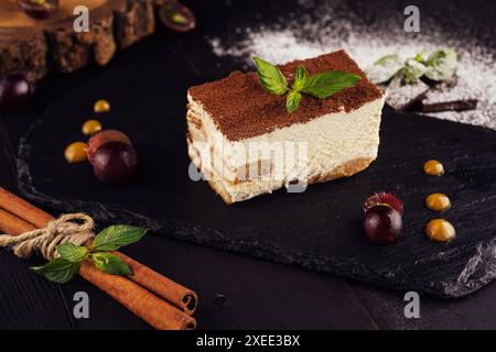 Tiramisù con cioccolato grattugiato e ramoscello alla menta Foto Stock