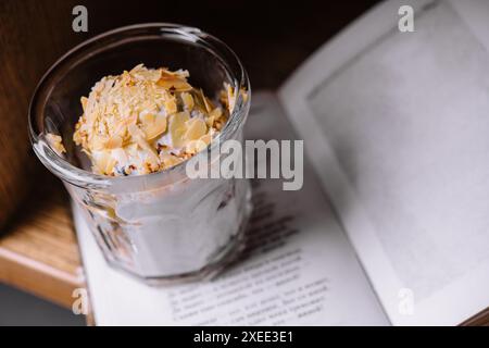 gelato con mandorle e libro Foto Stock