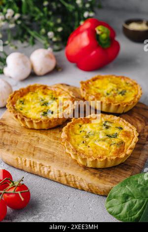 molti piccoli antipasti di quiche Foto Stock