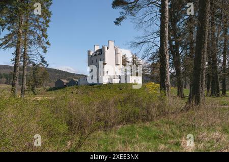 Castello di Braemar nel Parco Nazionale di Cairngorms visto dai terreni del castello in una mattinata di sole primaverili Foto Stock