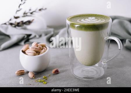 Latte matcha verde con pistacchi Foto Stock