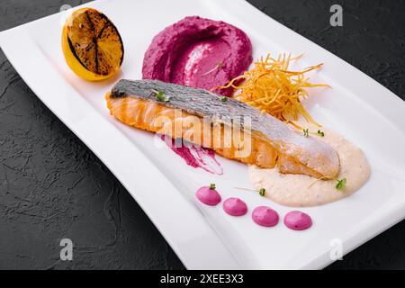 Salmone con purea di barbabietole e salsa panna Foto Stock