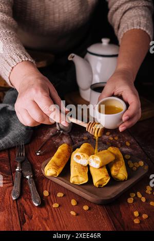 Pancake dolci arrotolati con formaggio fresco Foto Stock