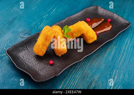 Strisce di pollo impanate con ketchup di pomodoro Foto Stock