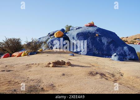 Pietre pittoresche vicino alla città africana di Tafraout nella provincia di Tiznit, Souss-massa in Marocco, cielo azzurro e limpido in 2023 giornate invernali fredde e soleggiate a gennaio. Foto Stock