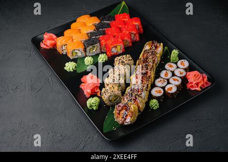 set di diversi tipi colorati di sushi roll Foto Stock