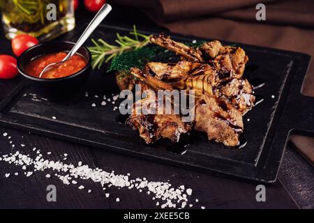 Bistecche di agnello grigliate alla griglia a bordo Foto Stock