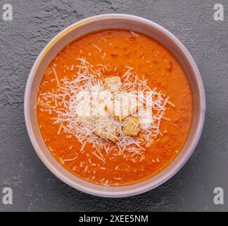 Zuppa di crema di carote di zucca con parmigiano Foto Stock