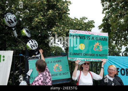 Londra, Inghilterra, Regno Unito. 27 giugno 2024. Extinction Rebellion organizza una finta cerimonia di premiazione a Wimbledon. Il gruppo sta criticando la sponsorizzazione di Barclays del torneo di Wimbledon, la banca è stata il più grande finanziatore europeo di combustibili fossili nel 2023. L'evento presenta premi satirici e discorsi volti a sensibilizzare e a chiedere responsabilità. (Credit Image: © Joao Daniel Pereira/ZUMA Press Wire) SOLO PER USO EDITORIALE! Non per USO commerciale! Foto Stock