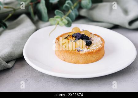 Crostata con cagliata di limone e frutti di bosco freschi Foto Stock