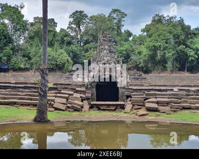(240627) -- PHNOM PENH, 27 giugno 2024 (Xinhua) -- questa foto non datata mostra le scale e i pavimenti in rovina del tempio Neak Poan nella provincia di Siem Reap, Cambogia. Gli archeologi dell'Autorità Nazionale DI APSARA (ANA) della Cambogia hanno iniziato a restaurare le scale e i pavimenti intorno ai santuari orientali, settentrionali e occidentali del tempio Neak Poan (i serpenti intrecciati) nel parco archeologico di Angkor, ha detto un comunicato stampa dell'ANA giovedì. (ANA/handout tramite Xinhua) Foto Stock