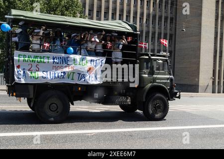 Studenti danesi appena laureati che festeggiano giovedì 27 giugno 2024. Tradizionale festa di laurea in camion a Copenhagen. Dopo aver terminato l'esame di matricola, è una tradizione danese andare in giro per gli studenti genitori - bere e mangiare e celebrare che gli studi sono finiti e l'esame è stato superato. Copenhagen Knippelsbro Danimarca Copyright: XKristianxTuxenxLadegaardxBergx 2E6A5554 Foto Stock