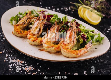 Insalata mista con gamberi tigre sul piatto Foto Stock