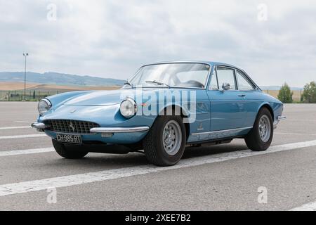 Los Arcos, Spagna - 25 maggio 2024: 1966 Ferrari 330 GTC Foto Stock